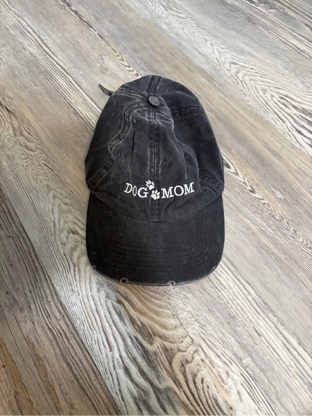 Black "DOG MOM" Baseball Hat